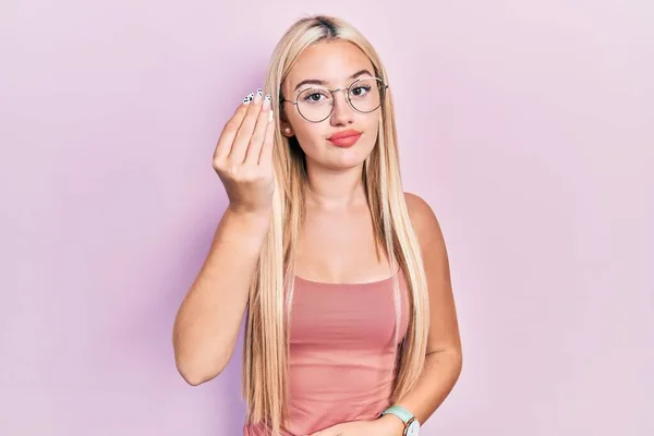 Ung Blond Flicka Bär Casual Kläder Gör Italiensk Gest Med — Stockfoto