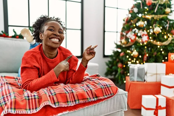 Genç Afrikalı Amerikalı Kadın Noel Ağacının Yanında Kanepede Uzanıyor Gülümsüyor — Stok fotoğraf