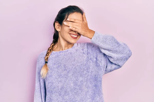 Chica Hispana Joven Con Ropa Casual Sonriendo Riendo Con Mano — Foto de Stock