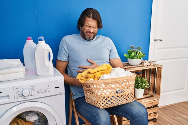 Hombre Guapo Mediana Edad Que Espera Lavandería Con Mano Estómago —  Fotos de Stock