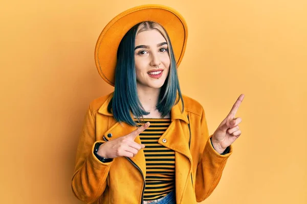 Menina Moderna Usando Chapéu Amarelo Jaqueta Couro Sorrindo Olhando Para — Fotografia de Stock