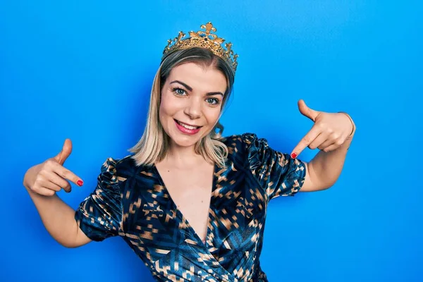 Beautiful Caucasian Woman Wearing Princess Crown Looking Confident Smile Face — Fotografia de Stock