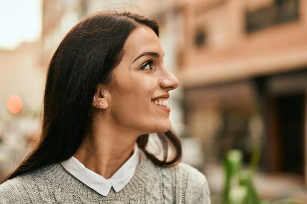 Joven Mujer Hispana Sonriendo Feliz Pie Ciudad — Foto de Stock