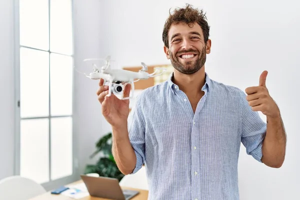 Jovem Homem Bonito Usando Drone Escritório Arquiteto Sorrindo Feliz Positivo — Fotografia de Stock