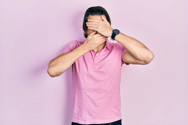 Hombre Caucásico Mediana Edad Con Camiseta Blanca Casual Que Cubre —  Fotos de Stock