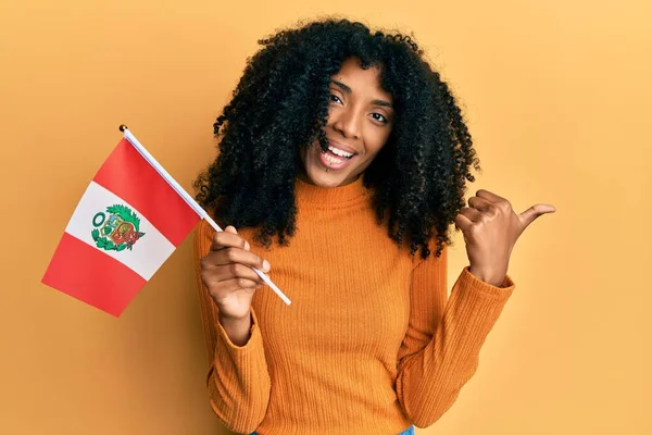 Afrikaans Amerikaanse Vrouw Met Afro Haar Houden Peru Vlag Wijzen — Stockfoto
