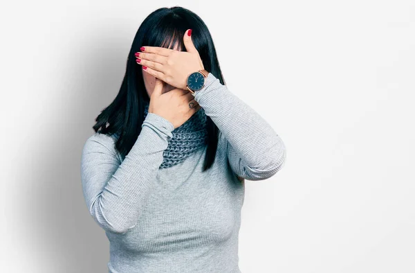 Mujer Hispana Joven Talla Grande Con Pañuelo Invierno Que Cubre —  Fotos de Stock