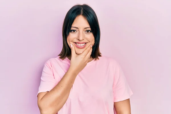 Mulher Hispânica Jovem Vestindo Camisa Rosa Casual Olhando Confiante Para — Fotografia de Stock