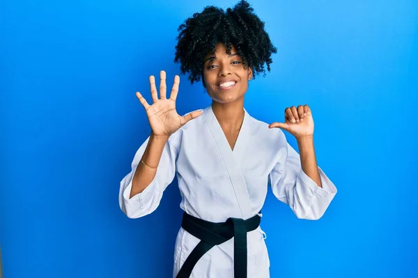 Afrikaans Amerikaanse Vrouw Met Afro Haar Dragen Karate Kimono Zwarte — Stockfoto