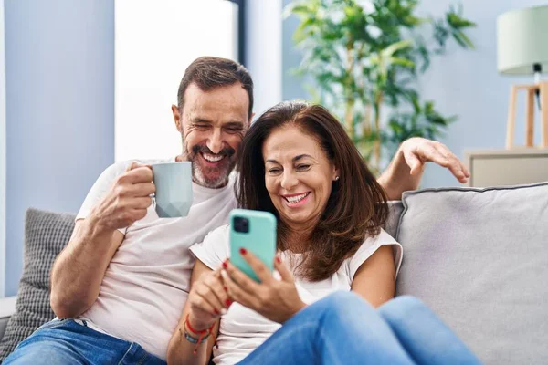 Μεσήλικας Άνδρας Και Γυναίκα Ζευγάρι Χρησιμοποιώντας Smartphone Και Πίνοντας Καφέ — Φωτογραφία Αρχείου