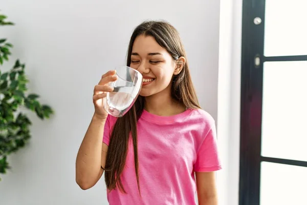 Joven Latina Sonriendo Confiada Bebiendo Agua Casa — Foto de Stock