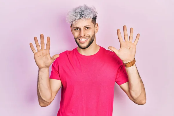 Jonge Spaanse Man Met Modern Geverfd Haar Draagt Casual Roze — Stockfoto