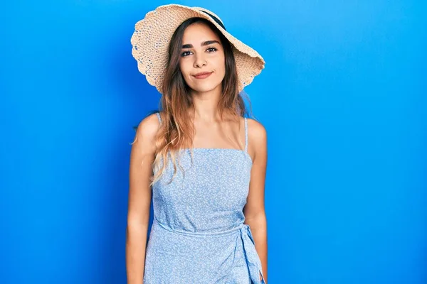 Junges Hispanisches Mädchen Mit Sommerhut Entspannt Mit Ernstem Gesichtsausdruck Einfacher — Stockfoto