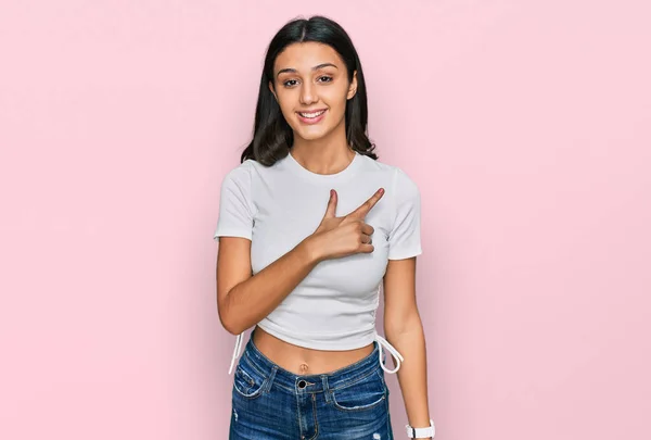 Menina Hispânica Jovem Vestindo Camisa Branca Casual Alegre Com Sorriso — Fotografia de Stock