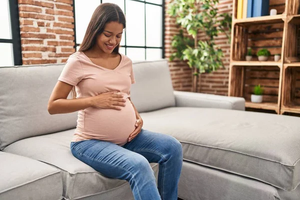 Mujer Latina Joven Embarazada Sonriendo Confiada Sentada Sofá Casa — Foto de Stock