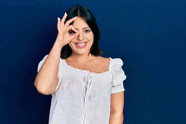 Junge Hispanische Frau Lässiger Kleidung Tut Geste Mit Der Hand — Stockfoto