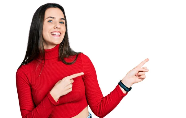 Joven Adolescente Morena Vistiendo Suéter Rojo Cuello Alto Sonriendo Mirando —  Fotos de Stock