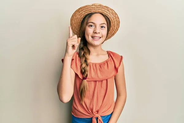 Schöne Brünette Kleine Mädchen Mit Sommermütze Zeigt Mit Dem Finger — Stockfoto