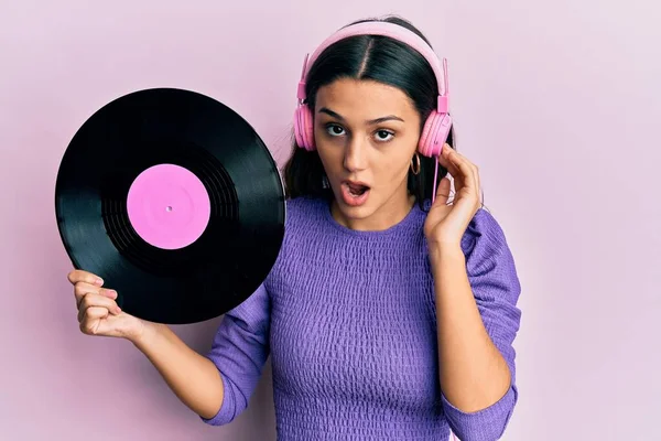Genç Spanyol Kadın Kulaklık Takıyor Şok Olmuş Suratına Vinil Disk — Stok fotoğraf