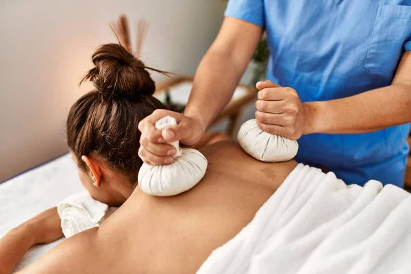 Dos Mujeres Terapeuta Paciente Teniendo Sesión Masaje Espalda Utilizando Bolsas — Foto de Stock