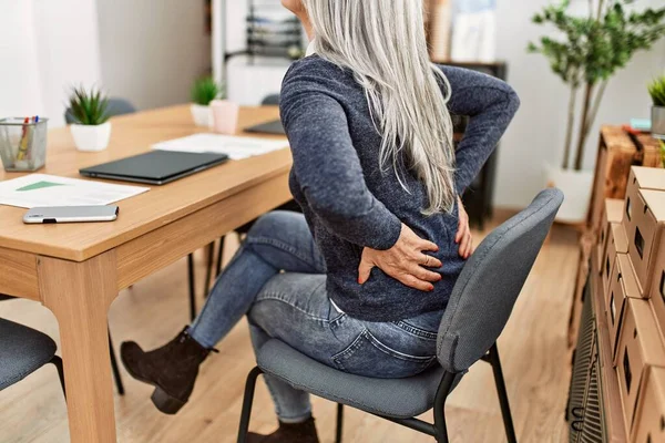 Grauhaarige Frau Mittleren Alters Leidet Rückenschmerzen Büro — Stockfoto