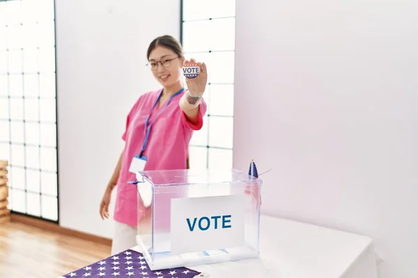 Jovem Mulher Asiática Segurando Votei Crachá Sala Eleição Americana — Fotografia de Stock