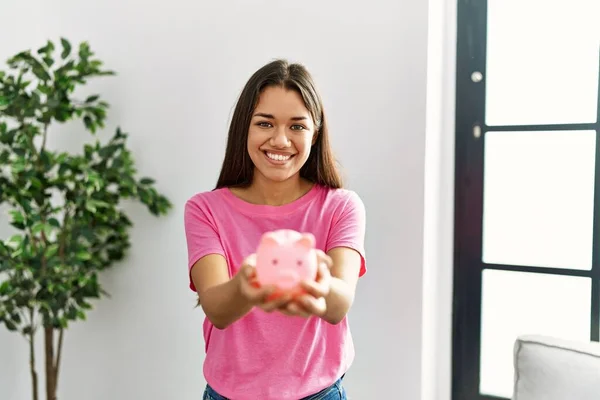 Mladý Latina Žena Usměvavý Jistý Držení Prasátko Banka Doma — Stock fotografie