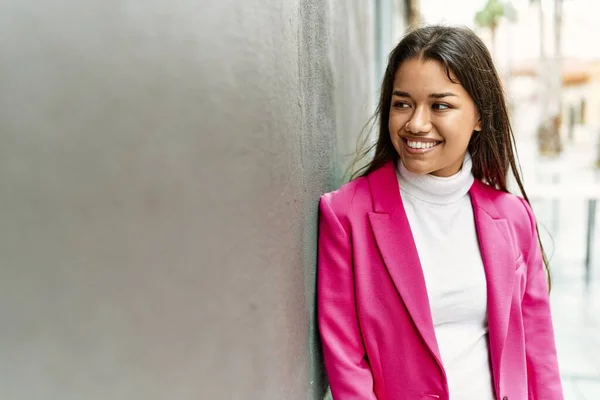 Jonge Latin Vrouw Glimlachen Zelfverzekerd Staan Straat — Stockfoto