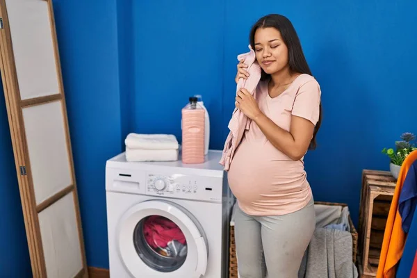 Młoda Latynoska Kobieta Ciąży Trzyma Ubrania Dla Niemowląt Pralni — Zdjęcie stockowe