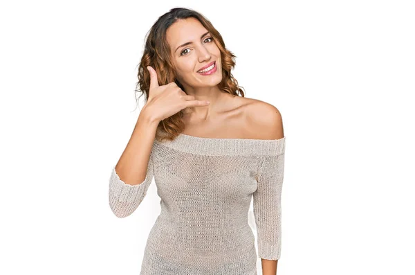 Hermosa Mujer Caucásica Joven Con Ropa Casual Sonriendo Haciendo Gesto — Foto de Stock