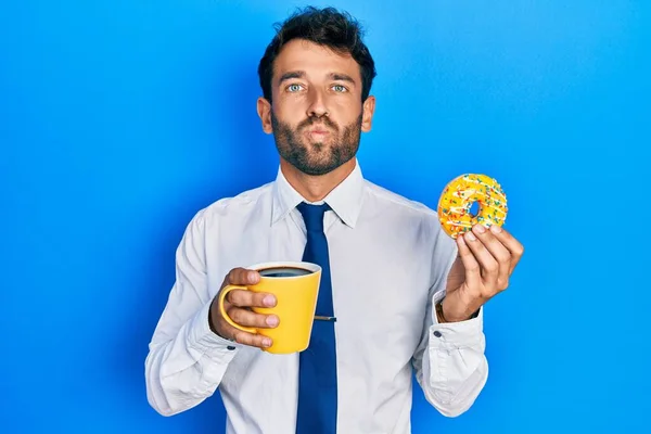 Schöner Geschäftsmann Mit Bart Der Donut Isst Und Kaffee Trinkt — Stockfoto