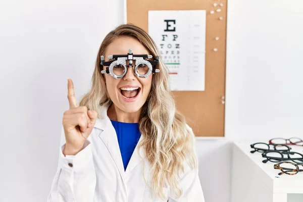 Klinikte Optometri Gözlüğü Takan Genç Güzel Bir Gözlükçü Kadın Başarılı — Stok fotoğraf