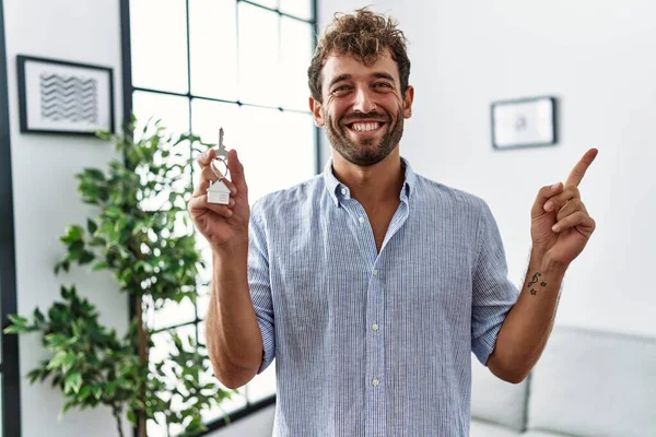 Young Handsome Man Holding Keys New Home Smiling Happy Pointing — ストック写真