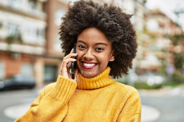 Νεαρή Αφρικάνα Αμερικανίδα Χαμογελαστή Χαρούμενη Μιλώντας Στο Smartphone Της Πόλης — Φωτογραφία Αρχείου