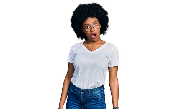 Jeune Femme Afro Américaine Vêtue Shirt Blanc Décontracté Visage Choqué — Photo