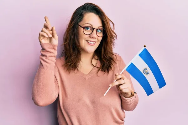 Jonge Blanke Vrouw Die Vlag Van Salvador Vasthoudt Glimlachend Met — Stockfoto