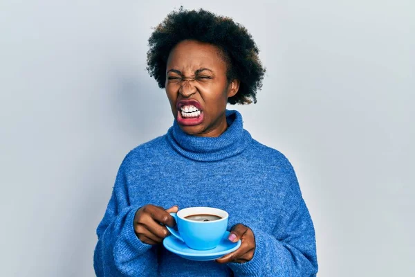 Mujer Afroamericana Joven Bebiendo Una Taza Café Enojado Loco Gritando — Foto de Stock