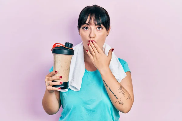 Ung Latinamerikansk Kvinna Sportkläder Dricker Proteinshake Som Täcker Munnen Med — Stockfoto