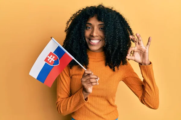 Africká Americká Žena Afro Vlasy Drží Slovensko Vlajka Dělá Znak — Stock fotografie