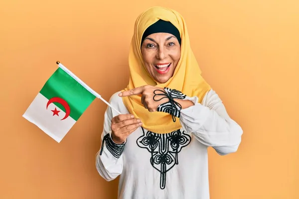 Medelålders Latinamerikansk Kvinna Bär Hijab Håller Algeria Flagga Ler Glad — Stockfoto