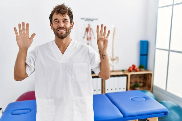 Junger Gut Aussehender Physiotherapeut Der Einer Schmerzklinik Arbeitet Und Mit — Stockfoto