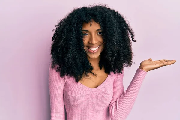 Африканская Американка Афро Волосами Обычной Розовой Рубашке Улыбается Веселым Подарком — стоковое фото