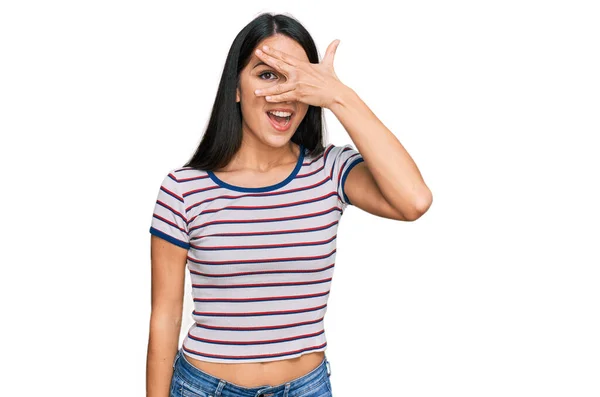 Junges Hispanisches Mädchen Lässig Gestreiftem Shirt Das Schockiert Gesicht Und — Stockfoto