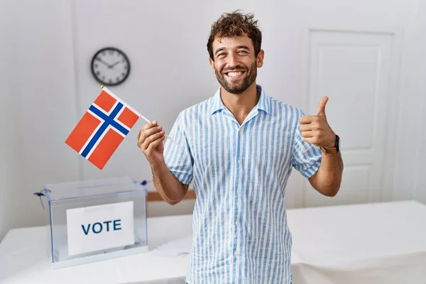 Молодий Красивий Чоловік Політичних Виборах Тримає Прапор Норвегії Посміхаючись Щасливим — стокове фото