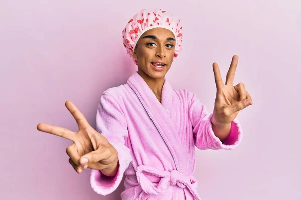 Homem Hispânico Vestindo Maquiagem Usando Touca Banho Roupão Banho Sorrindo — Fotografia de Stock