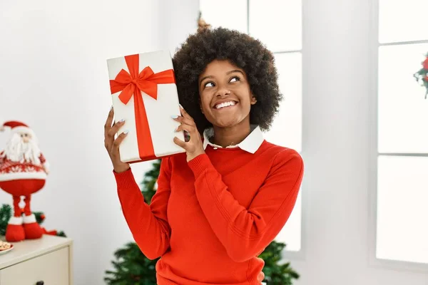 Jong Afrikaans Amerikaans Vrouw Houden Geschenk Stand Door Kerstboom Thuis — Stockfoto