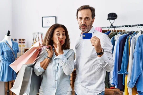 Hispanisches Paar Mittleren Alters Hält Einkaufstüten Und Kreditkarte Hand Auf — Stockfoto