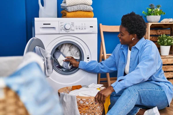 Africano Americano Mulher Sorrindo Confiante Usando Máquina Lavar Roupa Lavanderia — Fotografia de Stock