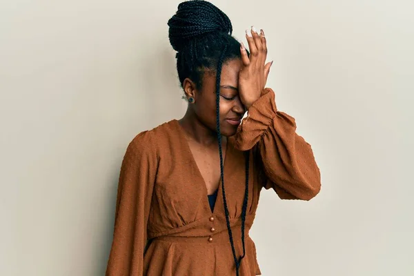 Mujer Afroamericana Con Pelo Trenzado Con Camisa Marrón Casual Sorprendida — Foto de Stock