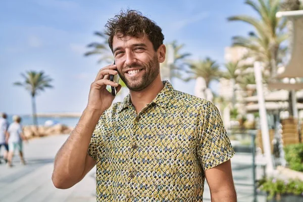 Ung Latinamerikansk Man Ler Säker Talar Smartphone Vid Havet — Stockfoto